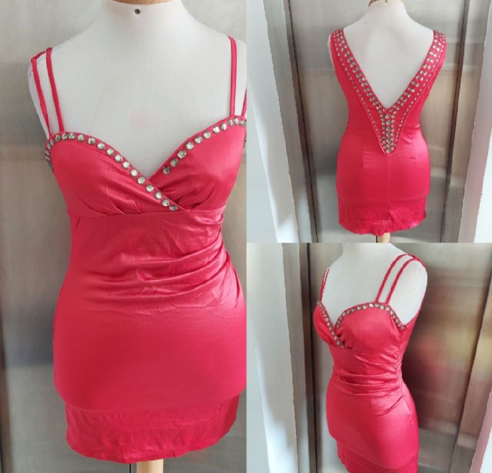 Subliiiiime ❤️ ❤️ ❤️ robe satinée chic de soirée courte drapée sur le côté avec strasses taille 36/38