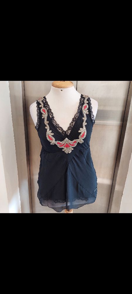 Subliiiiime pull en dentelles 100% soie importé de NICE de PLAY BOY taille 36/38