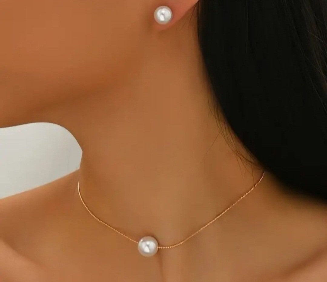 Subliiiiime❤️❤️❤️❤️❤️❤️ 2 pièces❤️ collier ras du cou en fausse perles et❤️ boucles d oreilles neuuuuf 