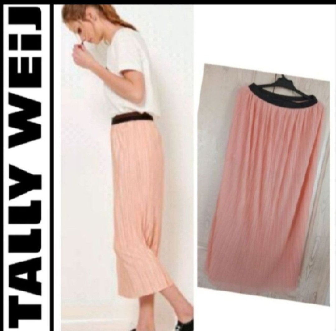 Subliiiiime ❤️❤️❤️❤️❤️jupe plissée à bande noire élastique à la taille de la marque TALLY WEIJL taille 38