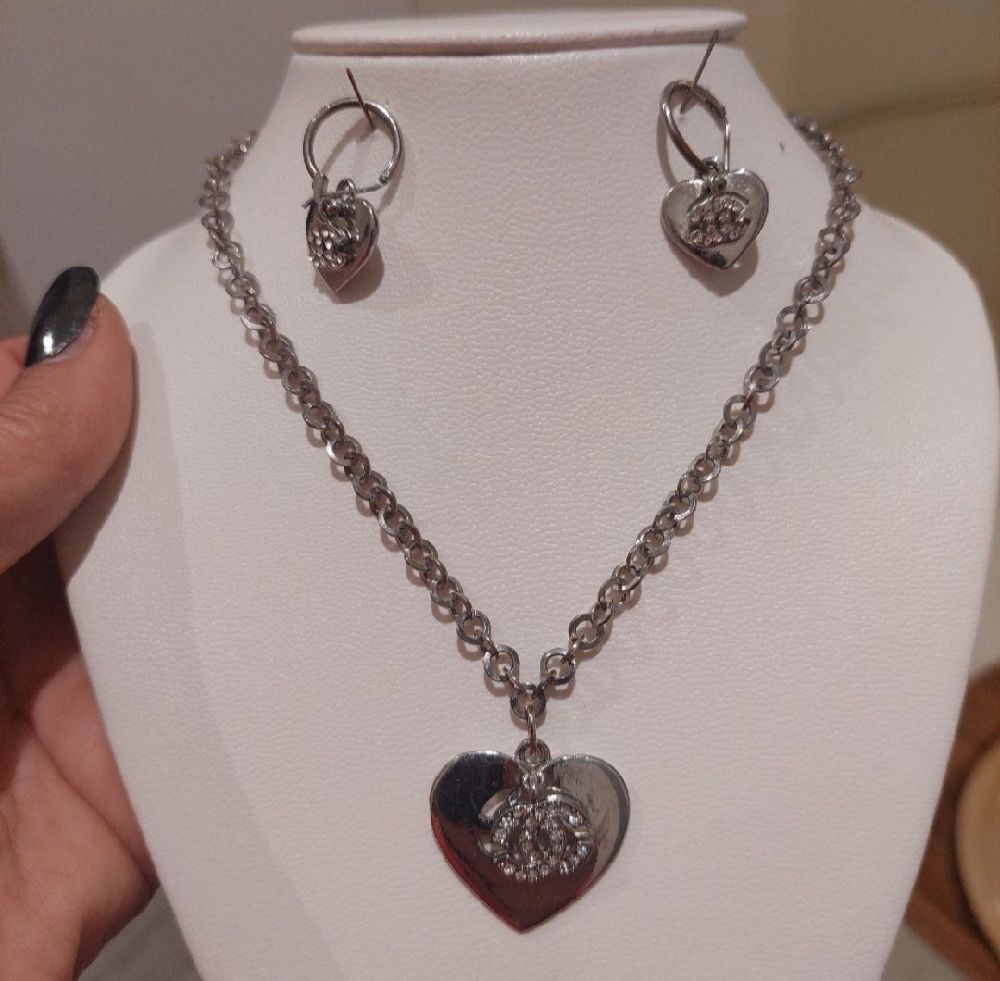Subliiiiime ❤️ ❤️ ❤️ collier et boucles d oreilles en forme de cœur motif CHANEL en strasses 