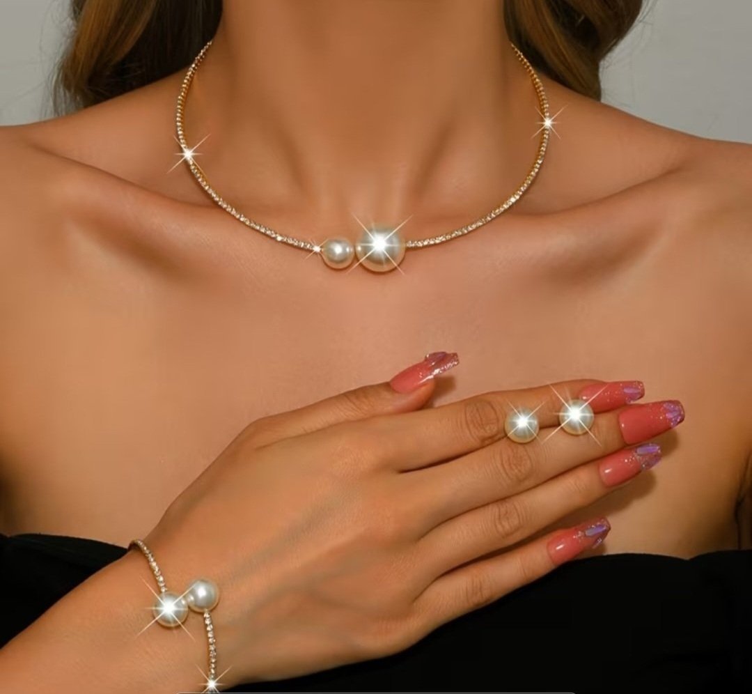 Subliiiiime ❤️❤️❤️❤️❤️parure très élégant en strasses  doré saillants les bouts en fausse perles extensible❤️ collier ras du cou ❤️bracelet❤️ et boucles d'oreilles❤️ neuuuf 