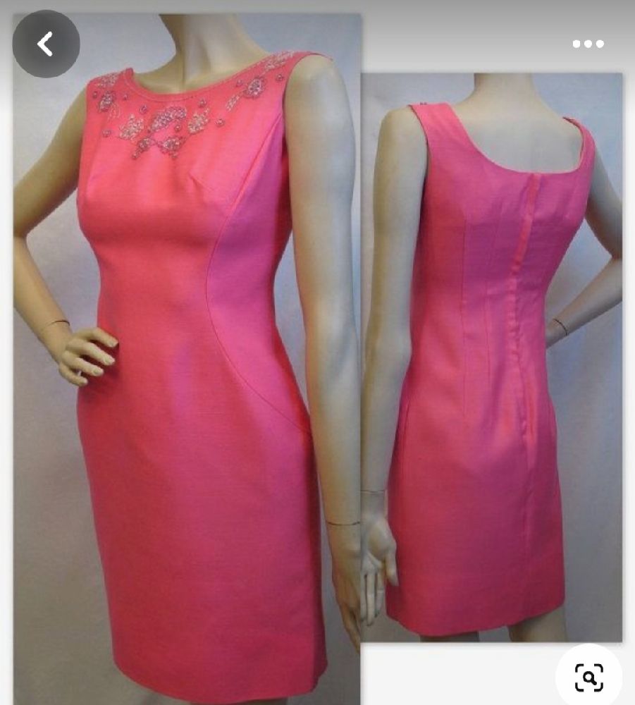 Subliiiiime ❤️ ❤️ ❤️ robe mi-longue avec une petite fente derrière et détails brillants au niveau du col chic taille 38/40