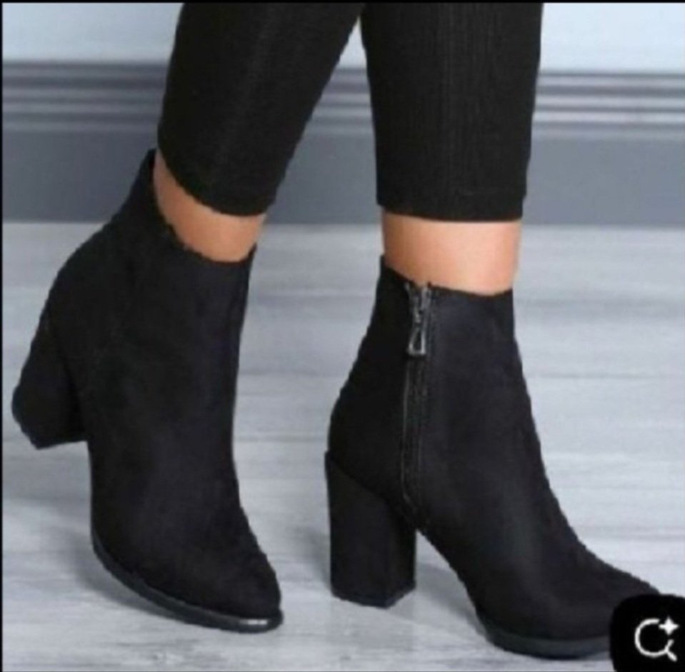 TRES CONFORTABLE ET SOUPLE Subliiiiime ❤️❤️❤️❤️❤️❤️bottine en daim avec détails métallique sur le côté chic pointure 40 de DIAMANTIQUE