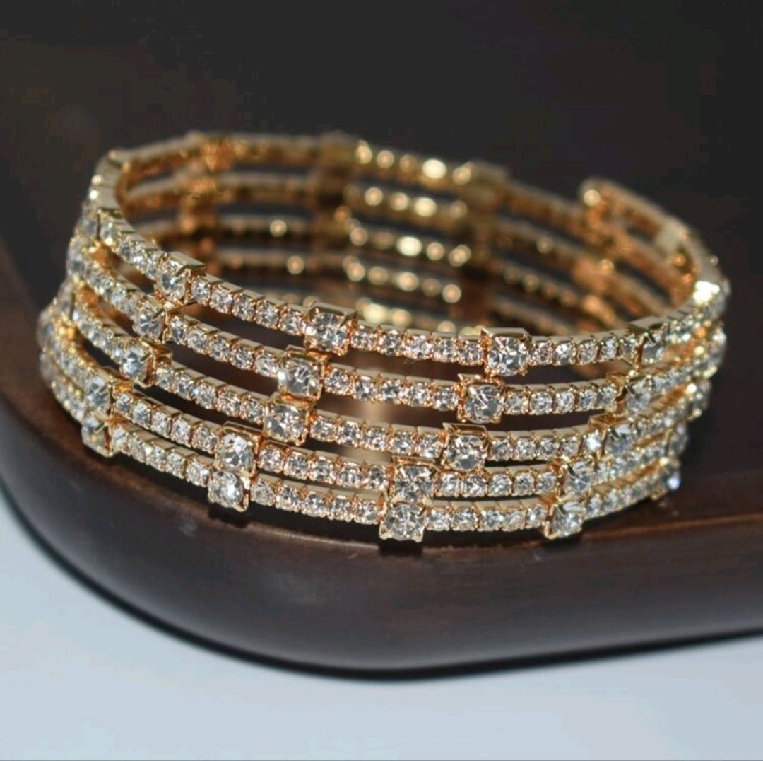 Subliiiiime ❤️❤️❤️❤️❤️bracelet extensible enveloppé de strasses dorés neuuuf 