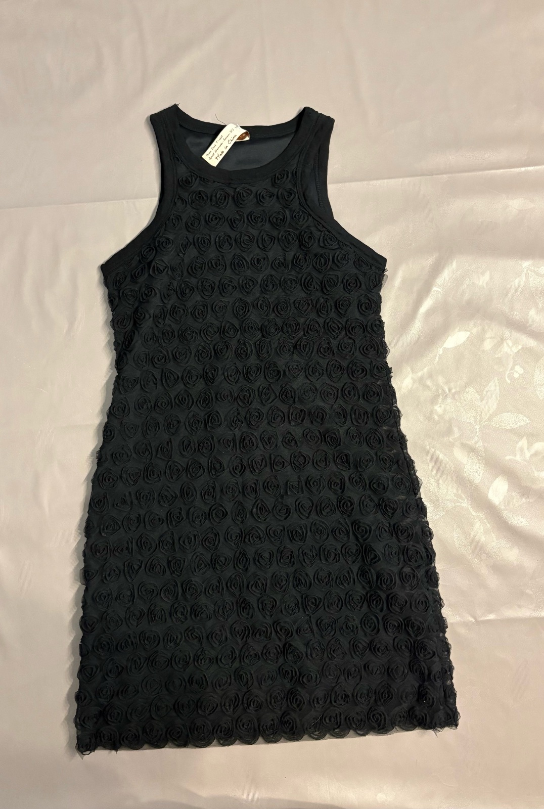 Robe noire élégante avec texture florale