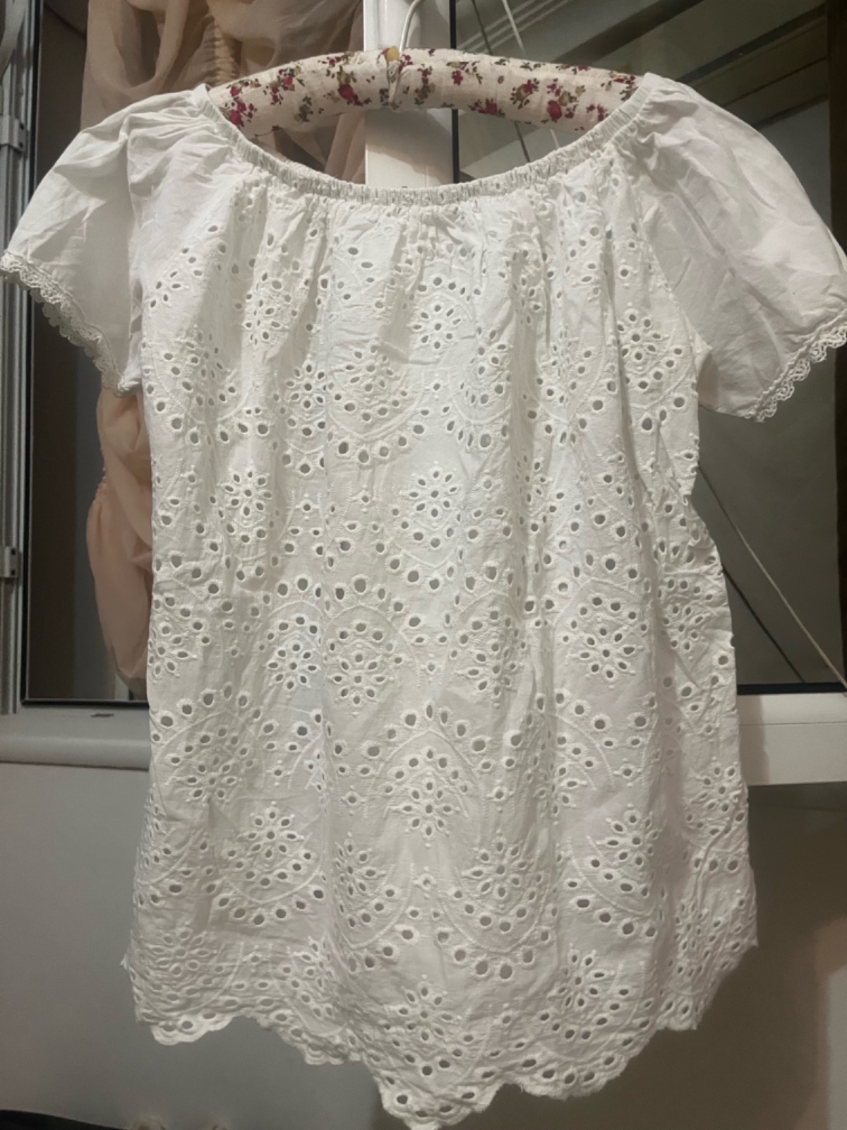 Joli haut en broderie anglaise