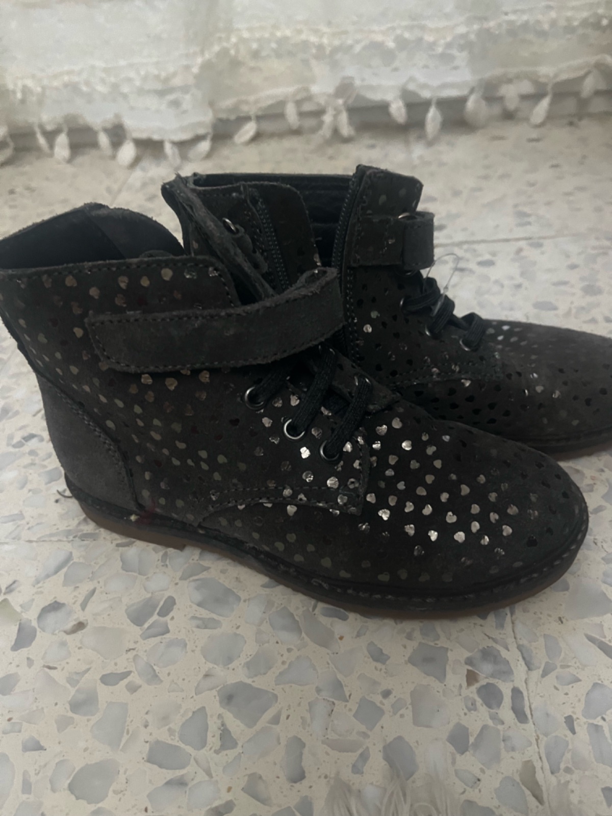 Tres jolies bottines en cuir