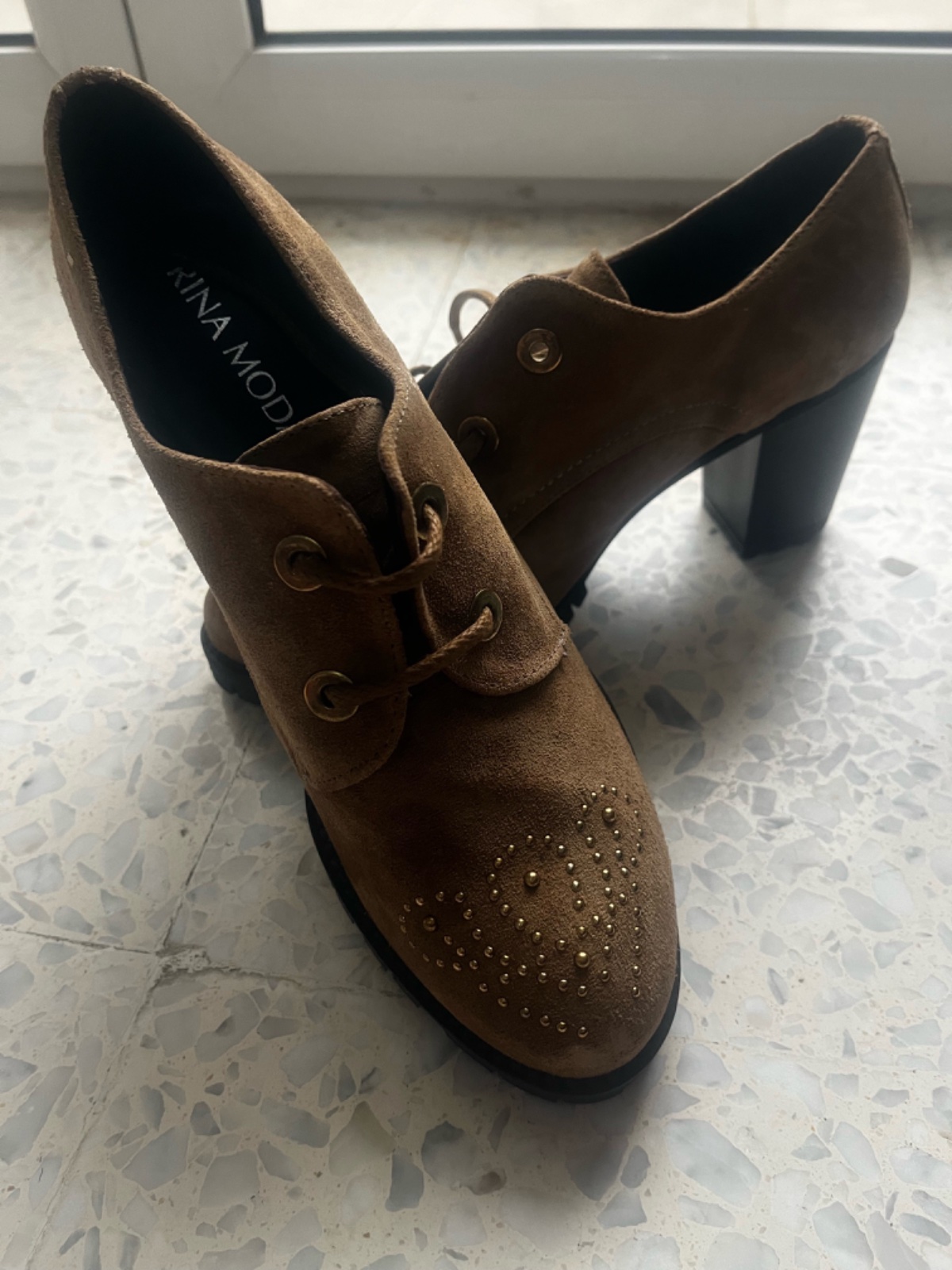 Bottines a talons en cuir ttes neuves