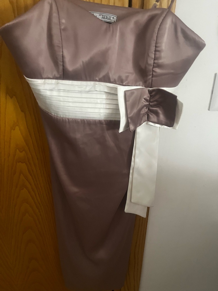Jolie robe en satin, comme neuve 