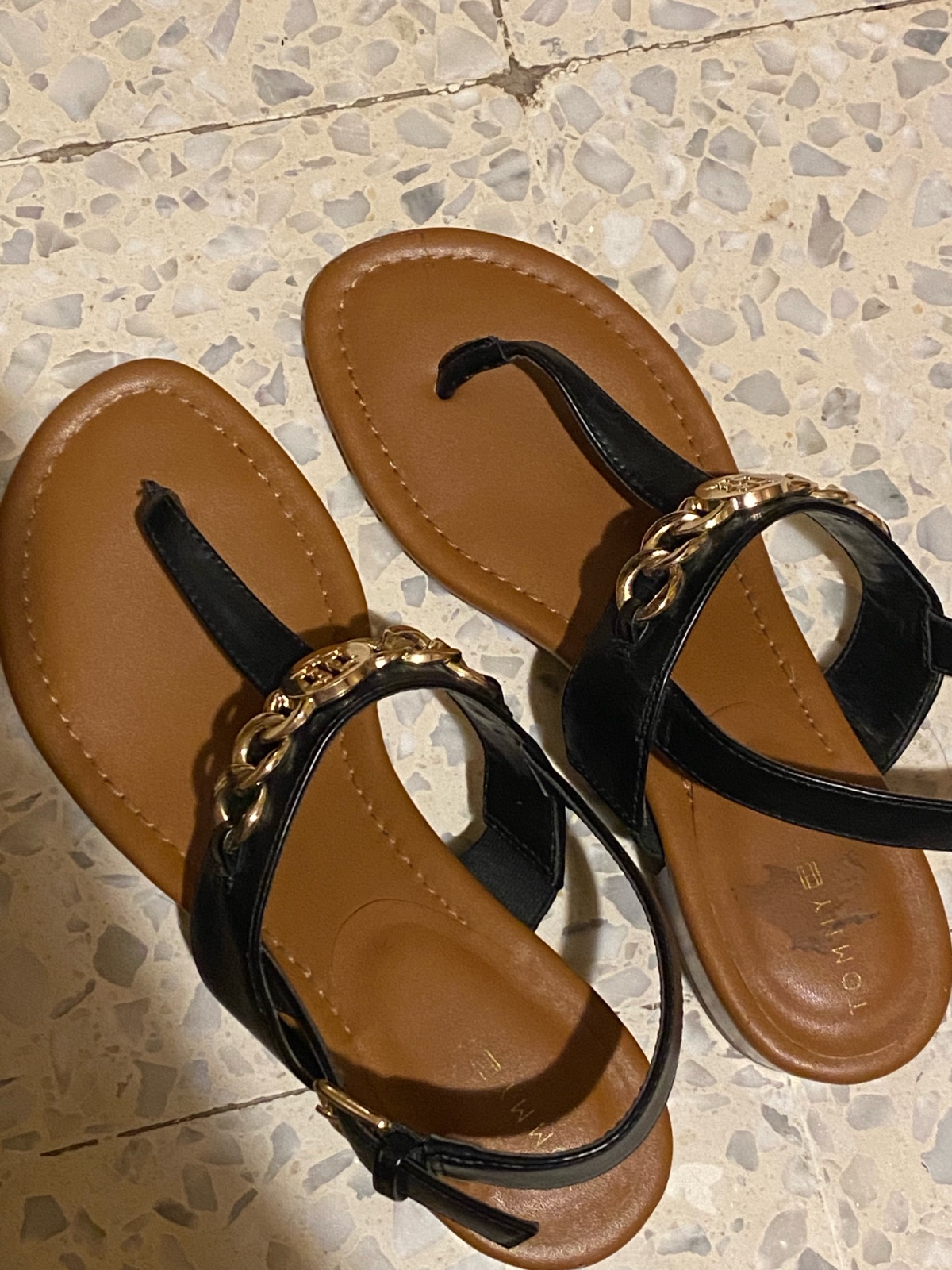 Authentique Sandales plates élégantes noir & camel 