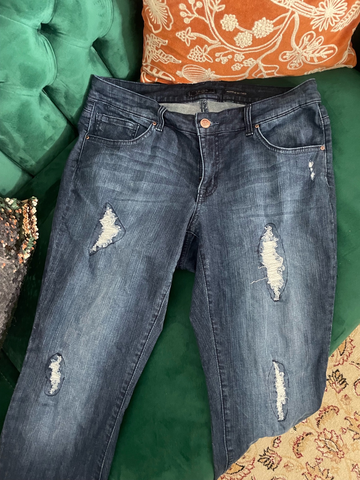 Jeans skinny bleu foncé marque Jessica Simpson pour femme avec des détails déchirés