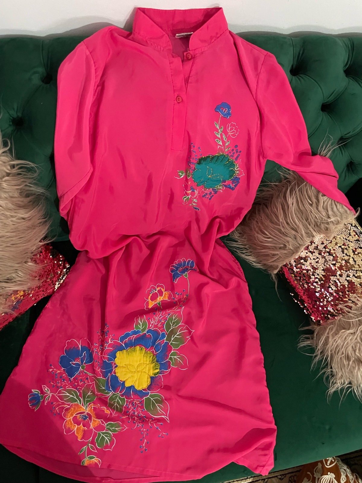 Robe chemise fuchsia vibrant  avec broderies florales colorées