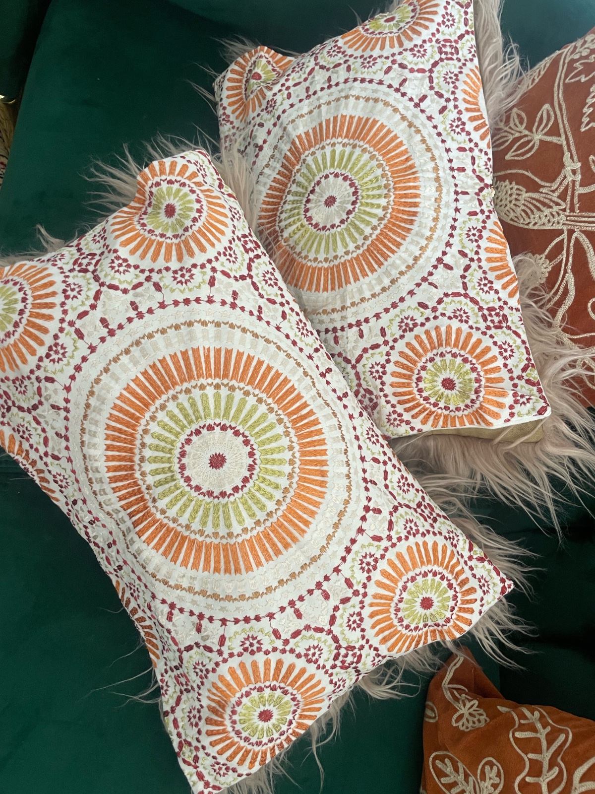 2 coussins décoratifs présentent des motifs mandala brodés dans des tons orange et vert Dimensions 30*50