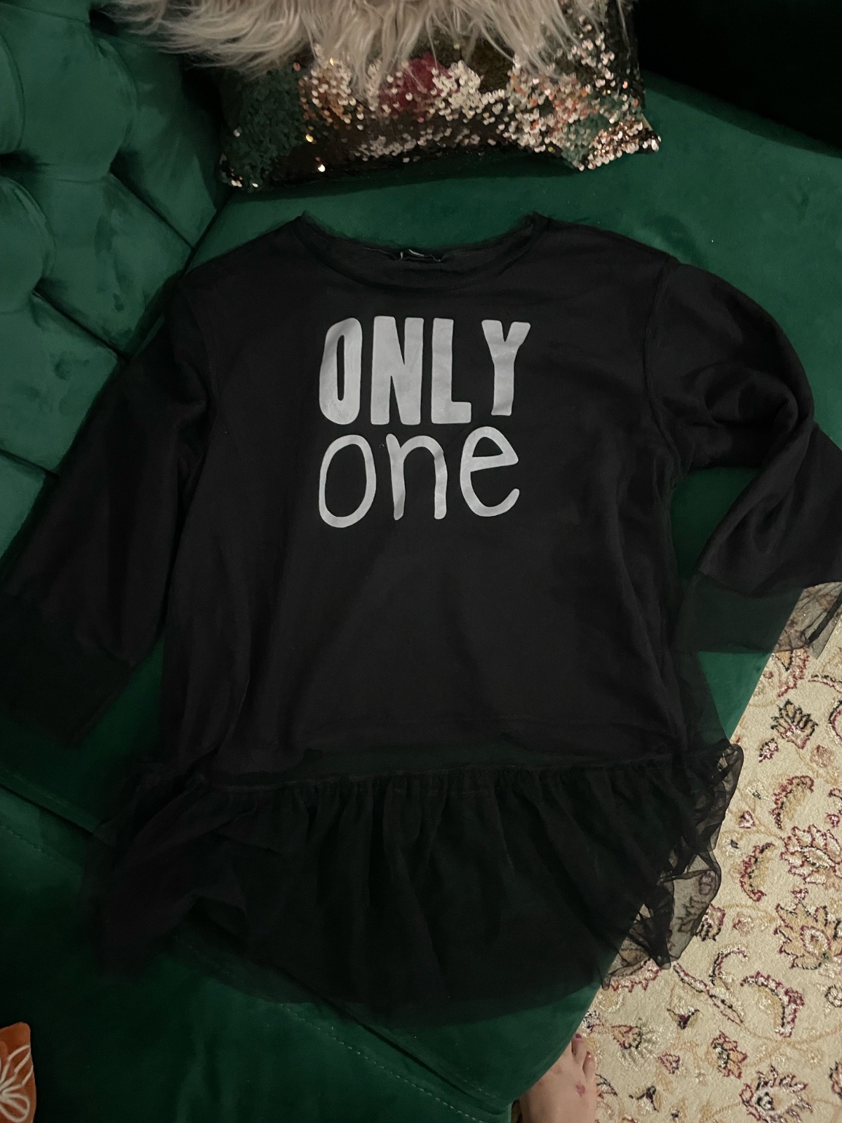 Tunique noire avec inscription et bas en tulle