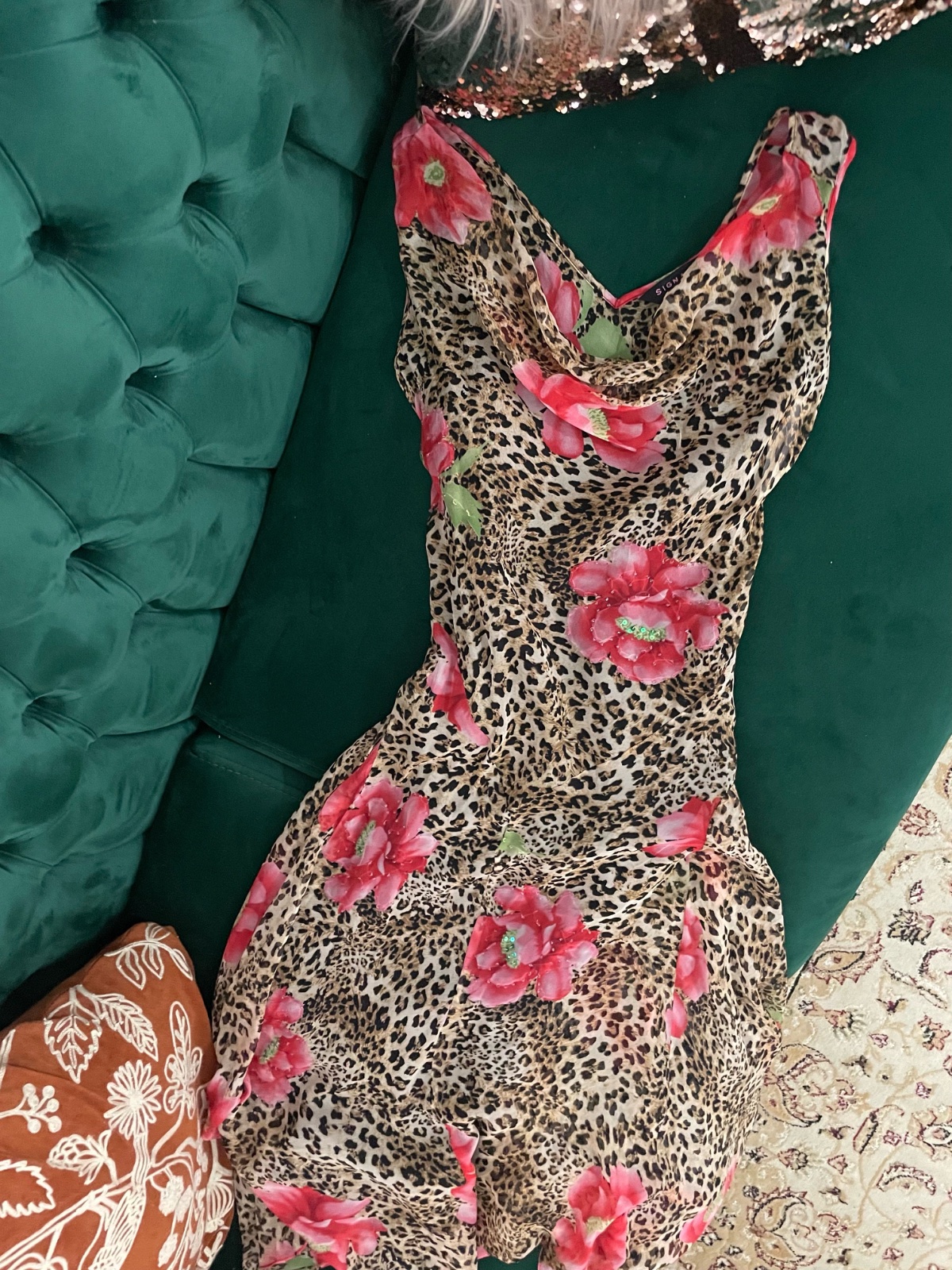 Robe de la marque Signature by Robbie Bee avec un imprimé léopard et des fleurs roses 100% soie