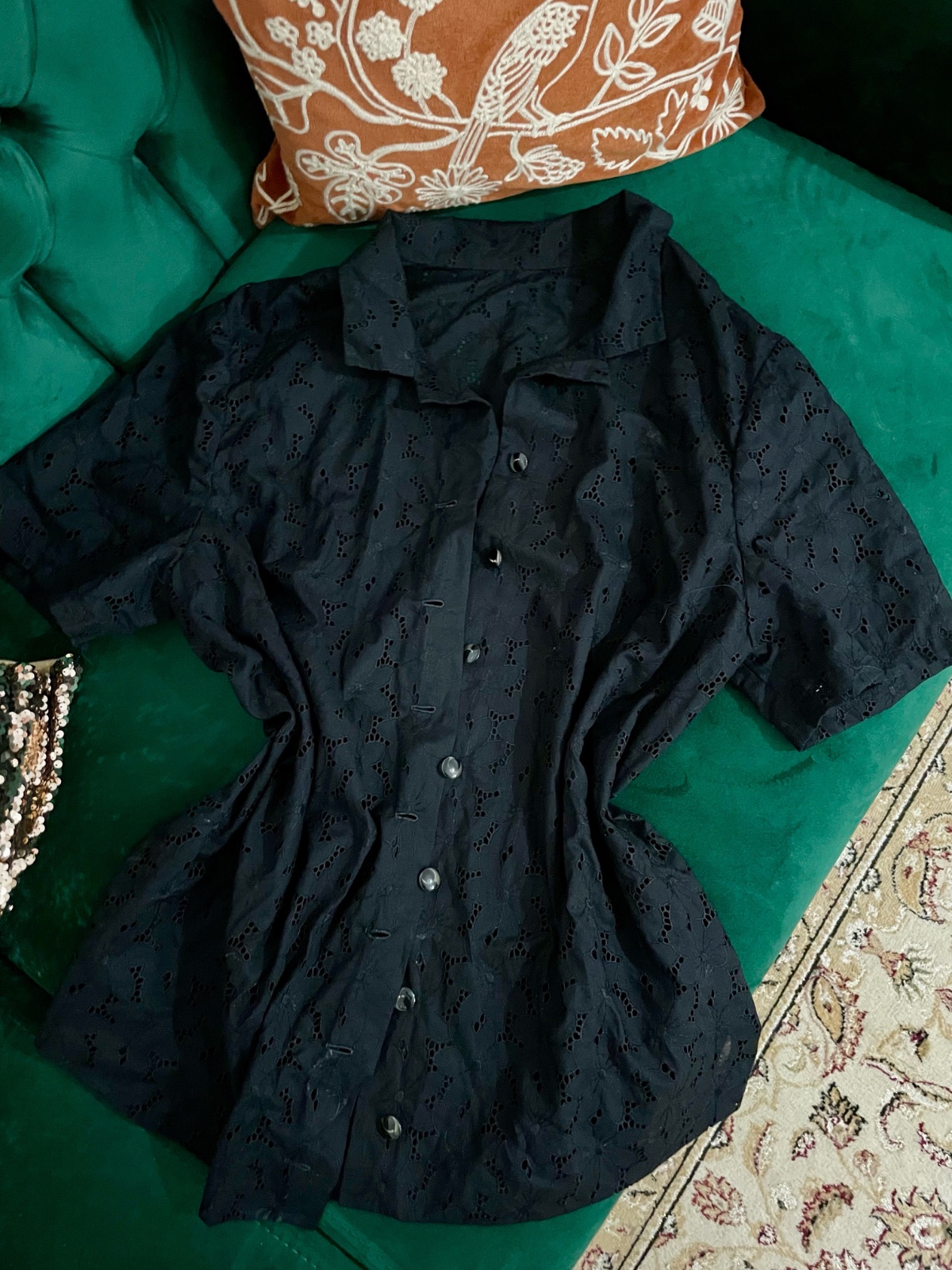 Chemise noire en broderie anglaise avec des manches courtes
