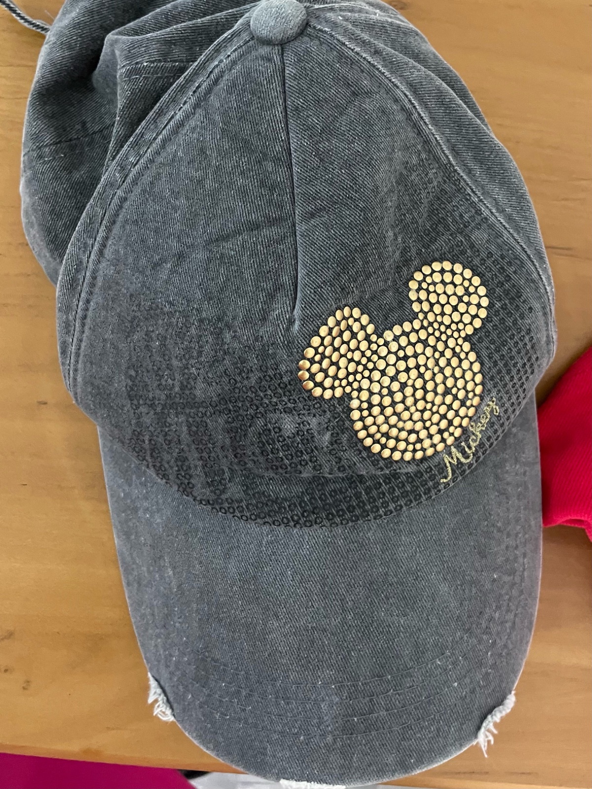 Casquette grise délavée Disney avec un motif emblématique de la tête de Mickey Mouse réalisé avec des strass dorés
