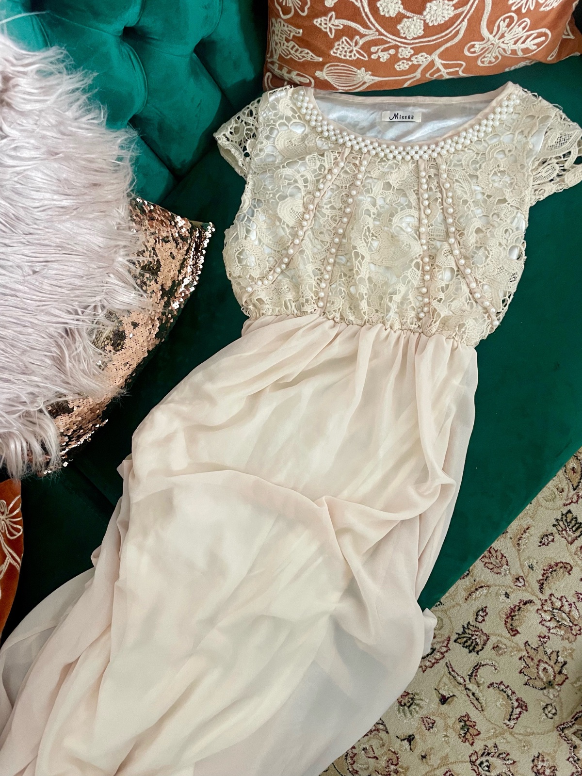 Robe longue décoré en perles, couleur champagne, doté d'un corsage en dentelle perlée et d'une jupe en mousseline fluide.