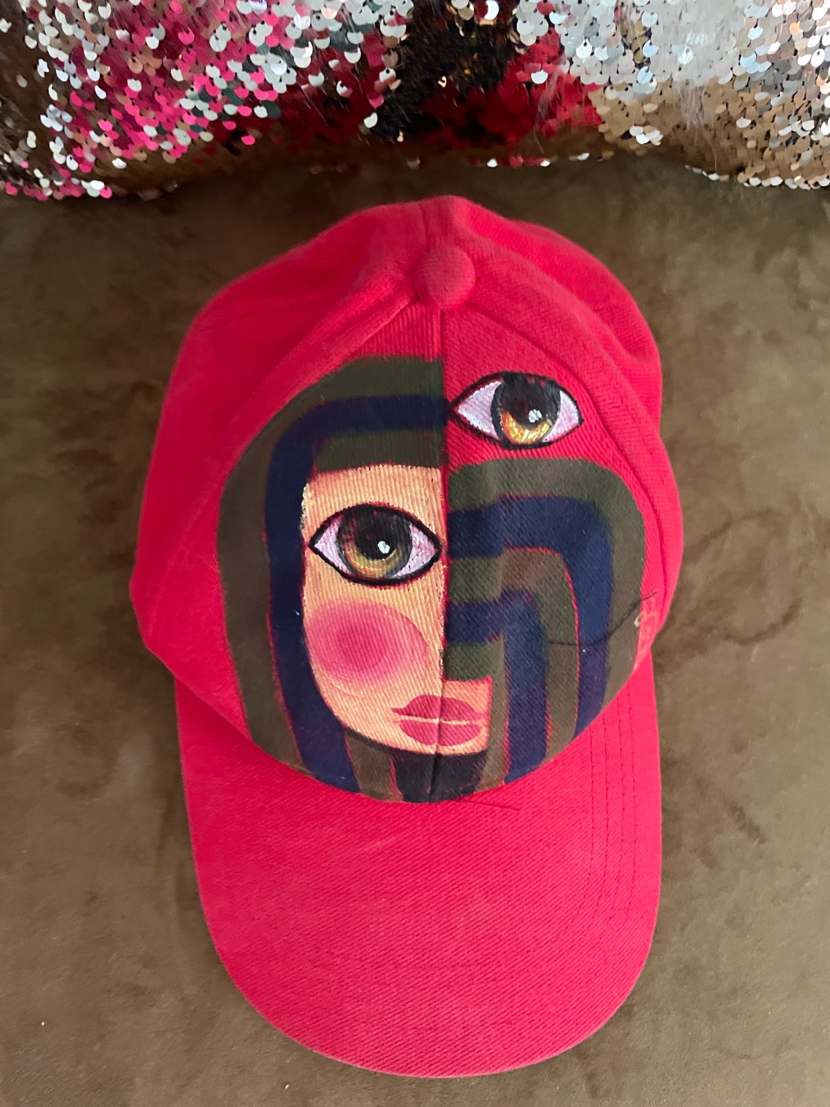 Casquette avec une œuvre d'art peinte à la main d' un visage abstrait