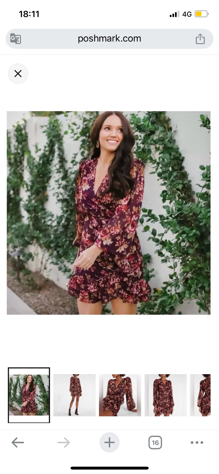 Robe courte à volants et imprimé floral de la marque Express couleur bordeaux avec détails drapés à volants