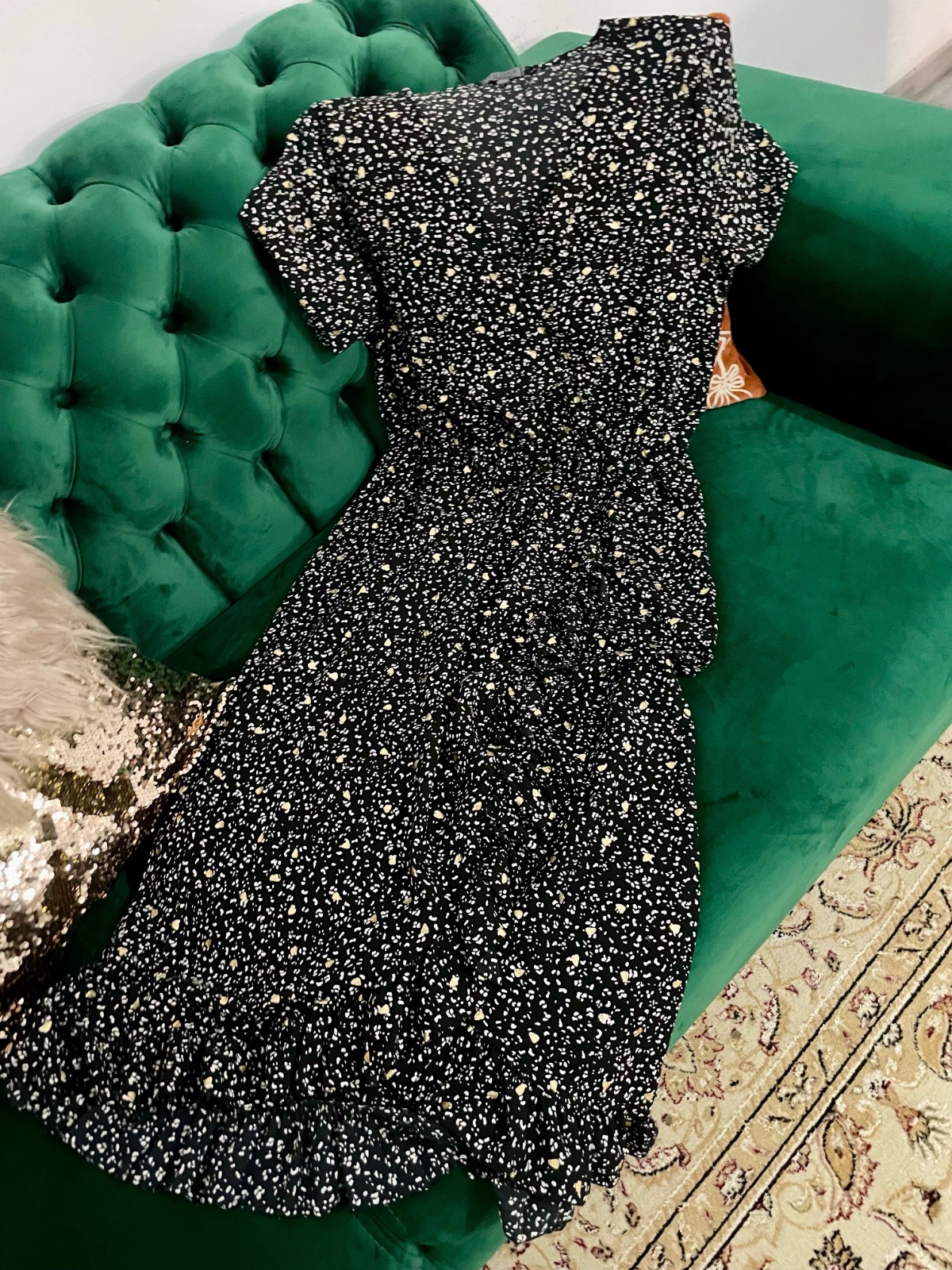 Robe demi manches très belle coupe décorée en doré