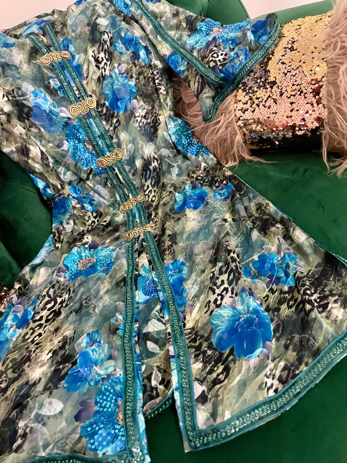 Chemise style caftan bleu avec des motifs floraux et léopard et des fermetures dorées traditionnelles