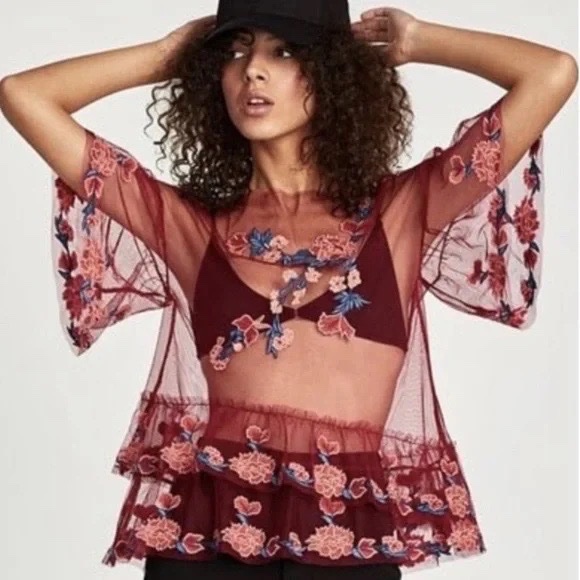 Haut Zara en résille transparente bordeaux avec des broderies florales roses et des manches à volants