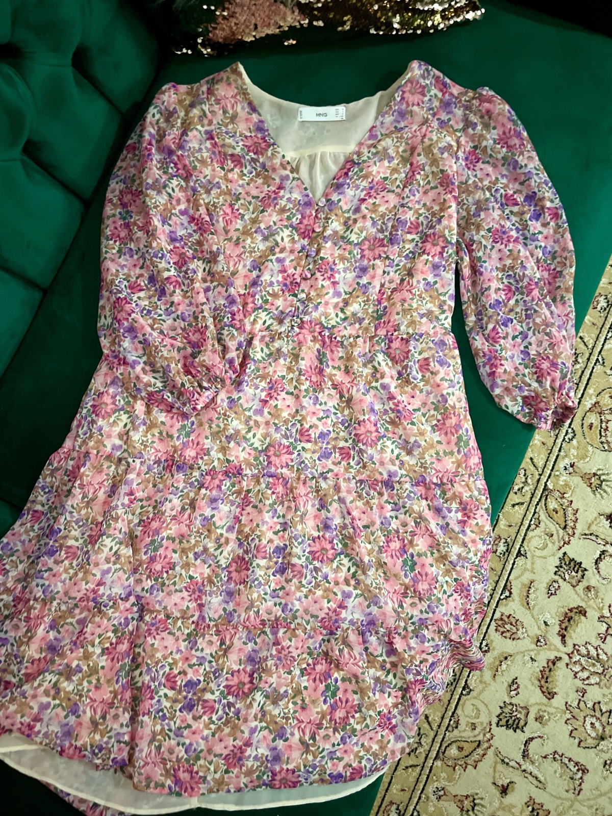 Jolie robe Mango rose imprimée à fleurs avec des manches 3/4 et des volants