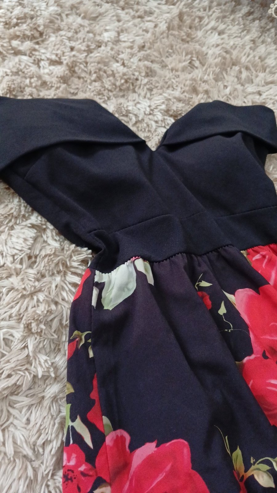 Robe long élégante ,avec fente,couleur noir à fleurs rouge 