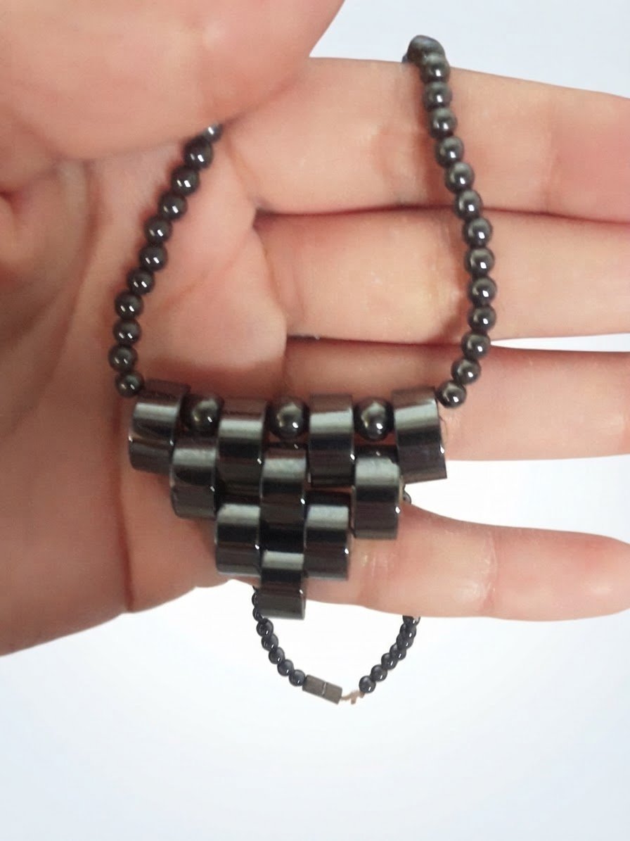 Collier tendance noir/gris avec pendentif géométrique