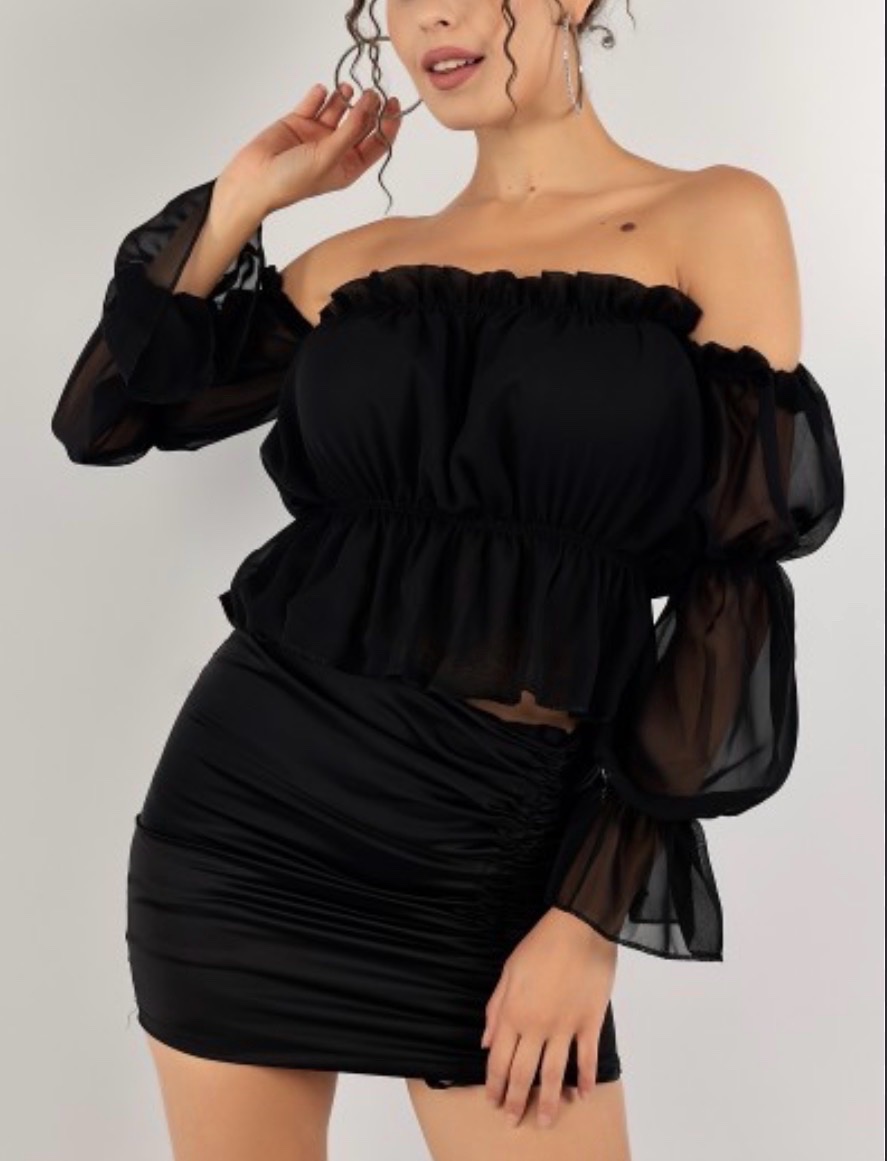 Magnifique top noir style Bardot à manches bouffantes