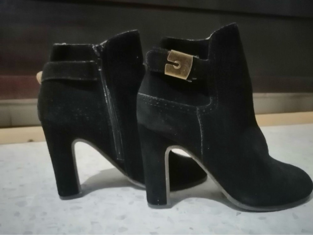 Bottines Noires en Daim/Suédine à Talons Épais – Boucle Métallique