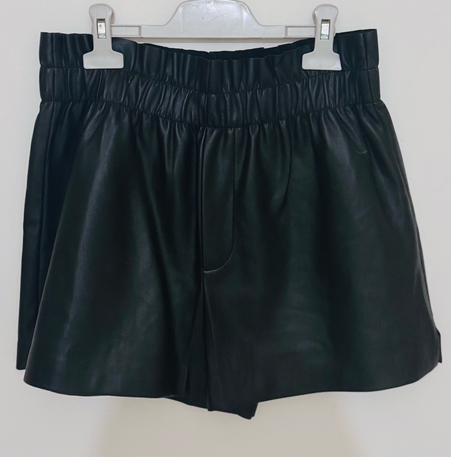  un short en cuir noir avec une taille élastique froncée