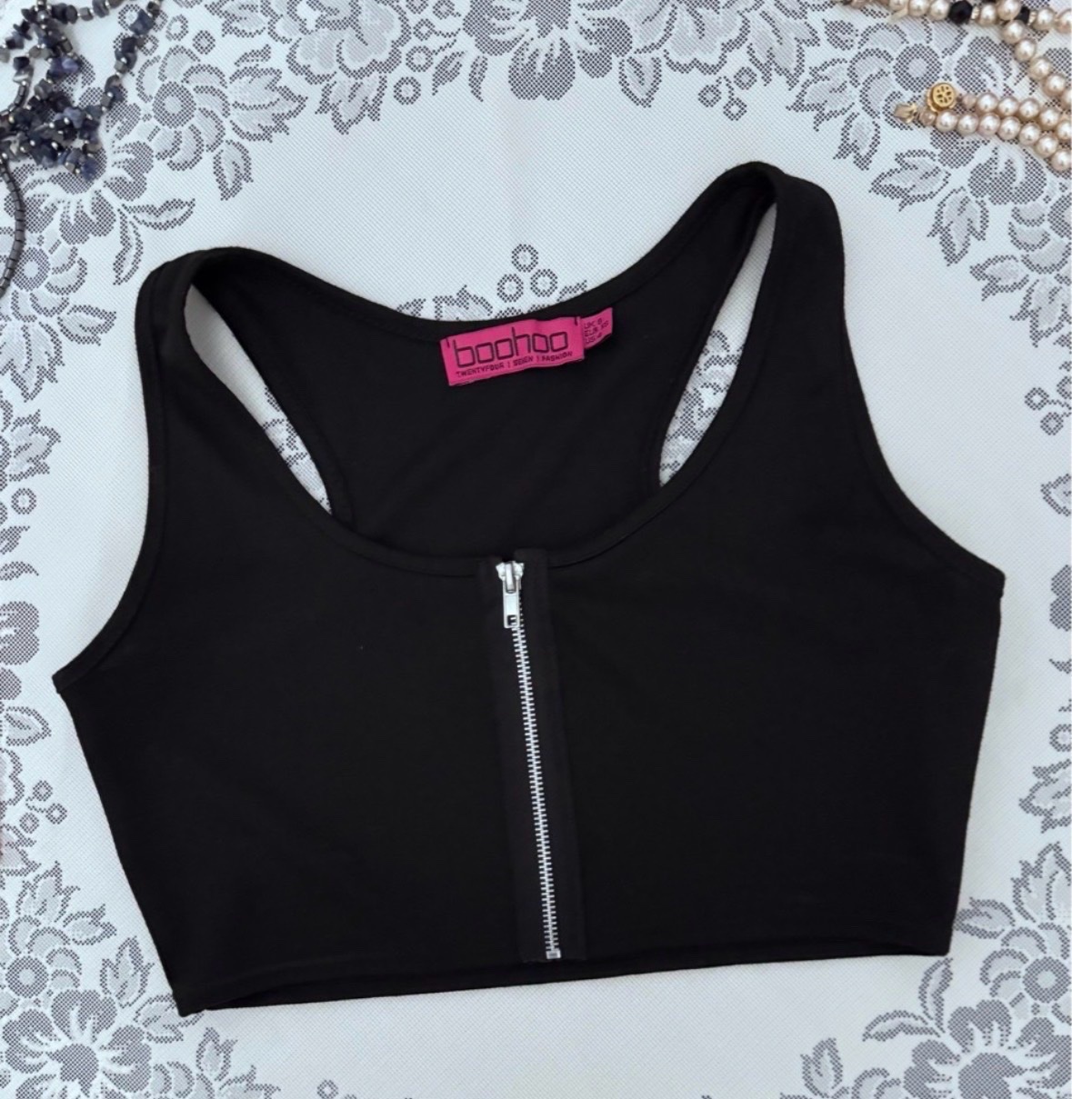Crop top noir Boohoo – Zip frontal & Dos nageur – Taille XS