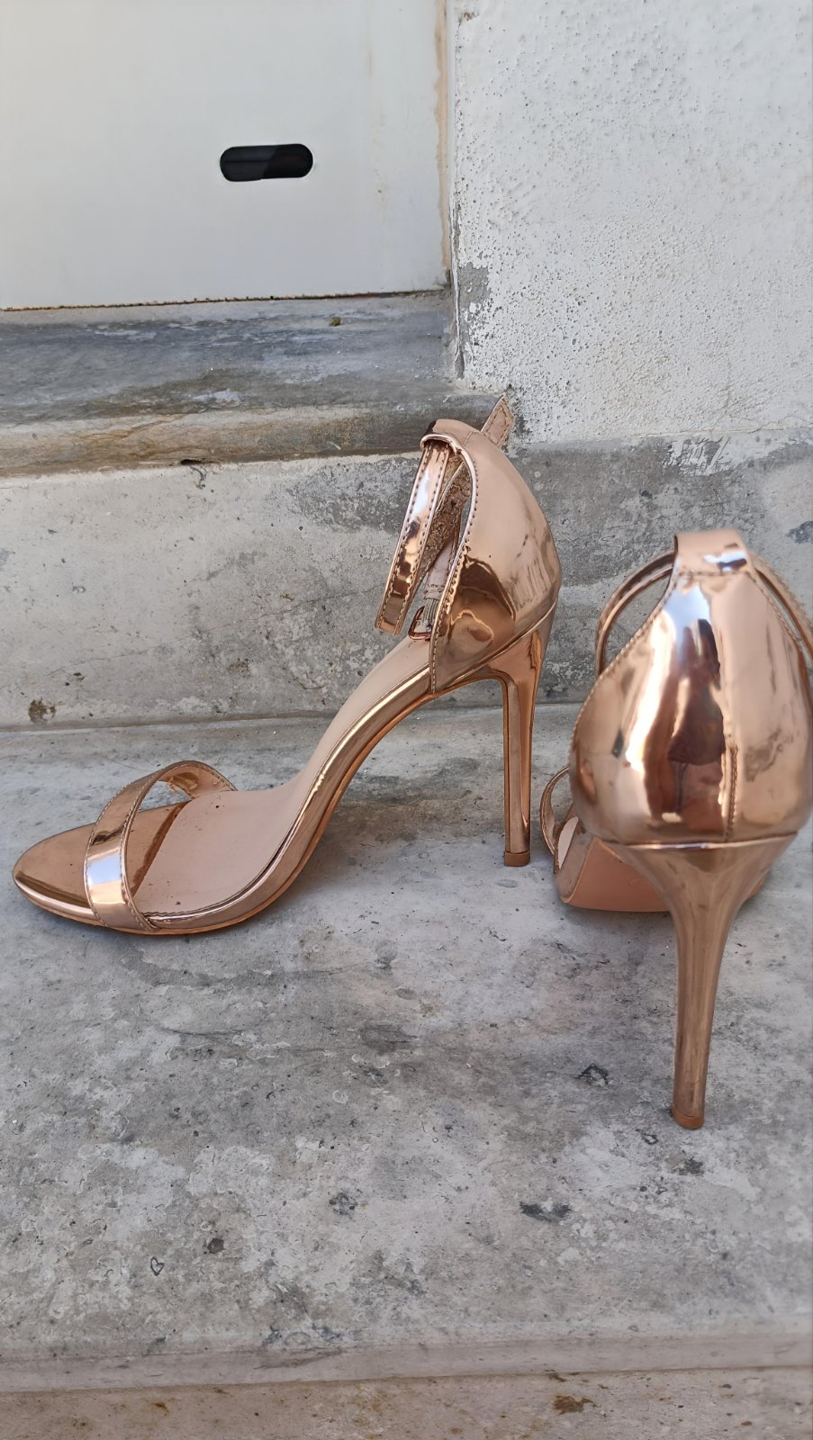 Beautiful golden hugh heels 👠😍