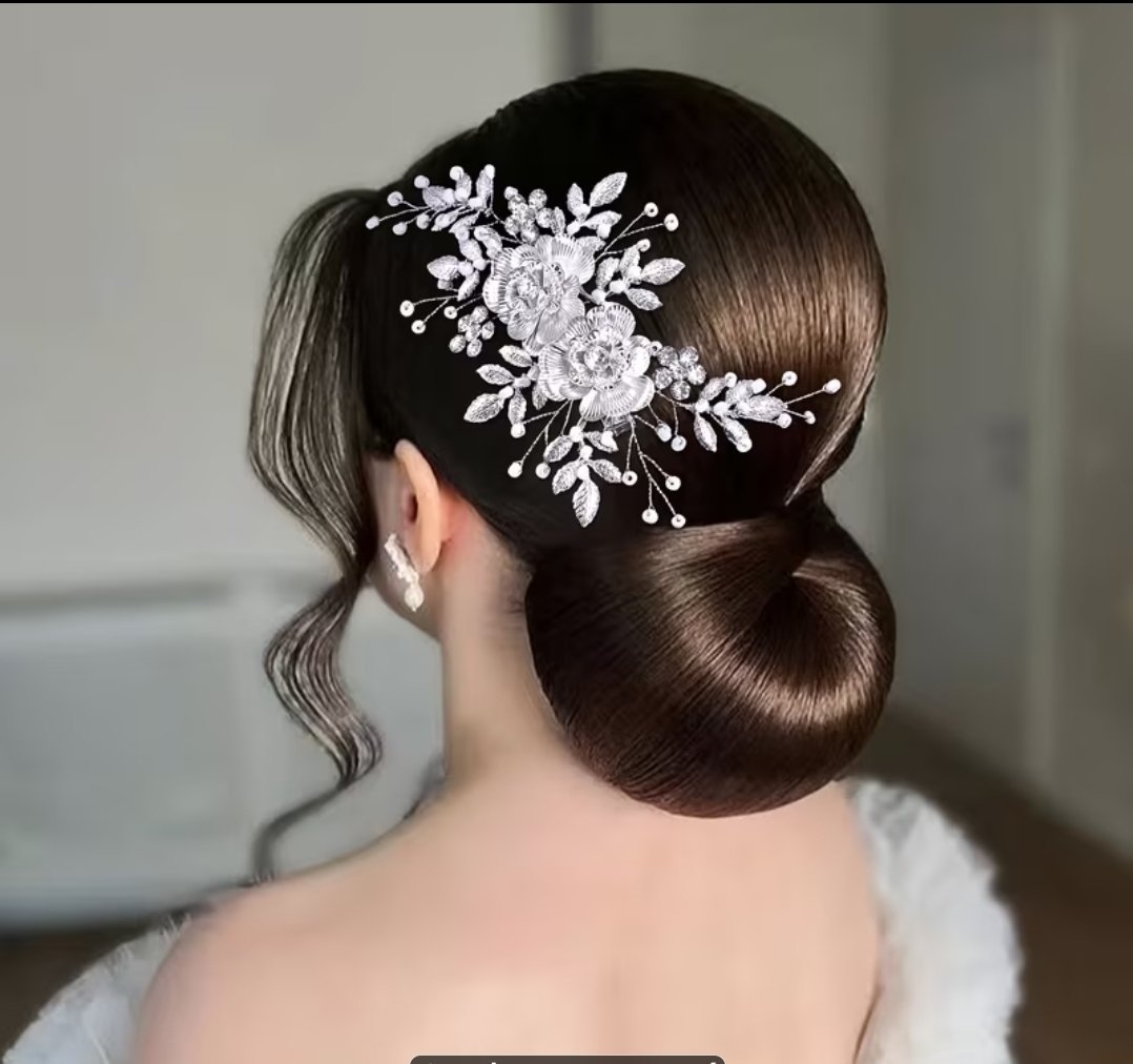 Un accessoire en dentelle blanche avec pompon, idéal pour décorer les épaules et le décolleté des robes de mariée. Ou pour cheveux.
