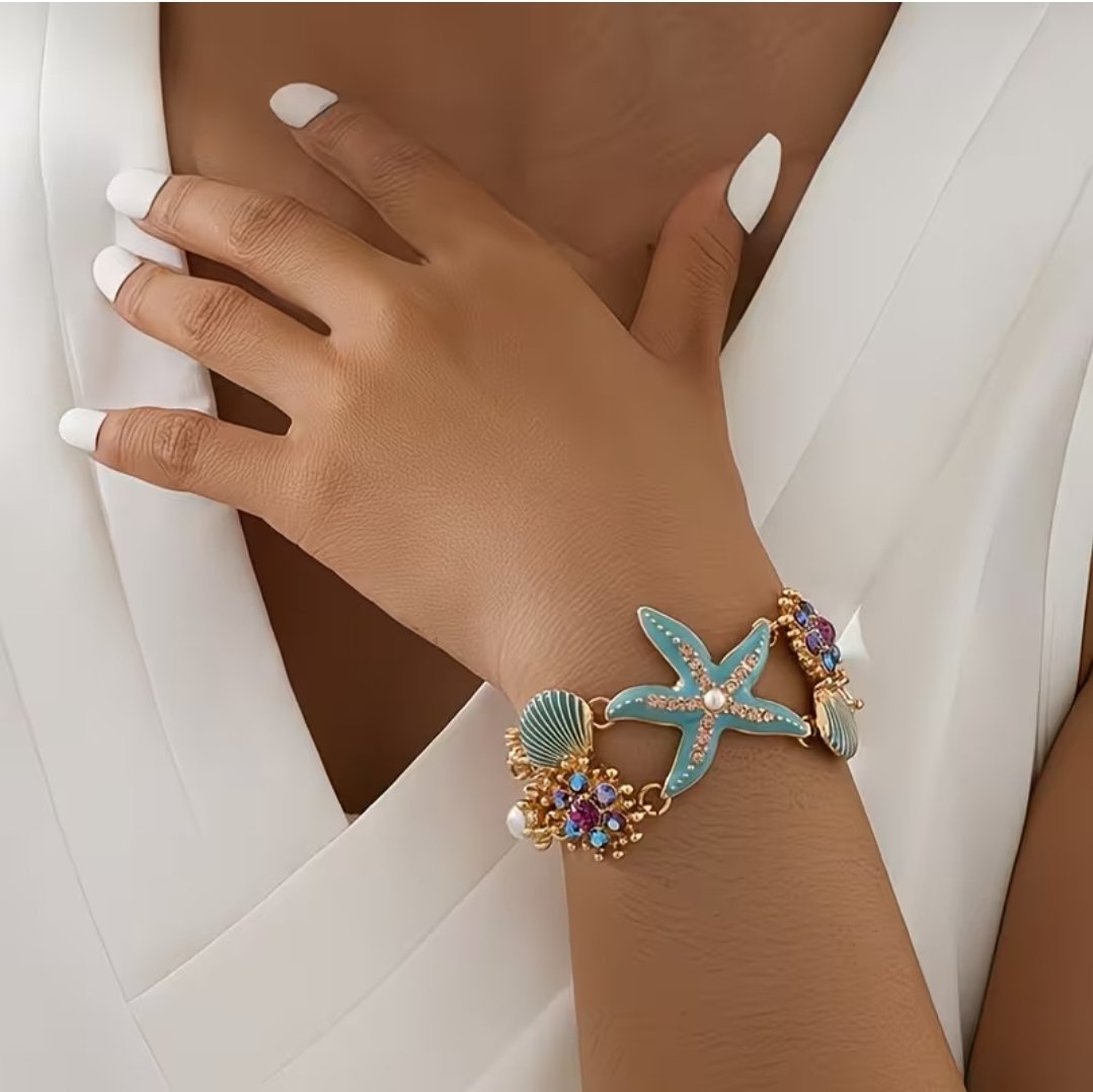 Un magnifique bracelet pendentif étoile de mer avec détails de coquillage et perles de corail de mer adapté pour une utilisation quotidienne à la plage et un style de vacances en mer