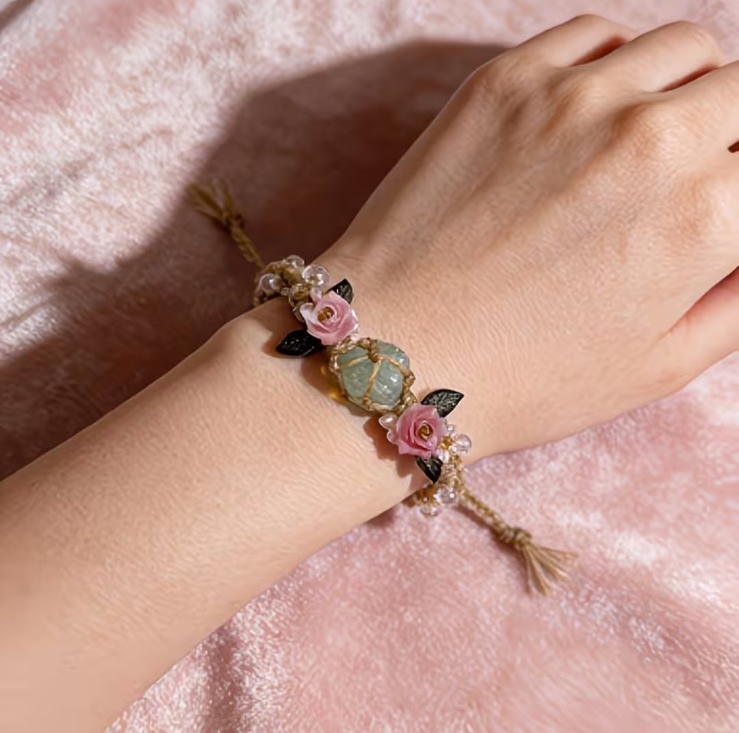 Bracelet en corde tissée à la main style bohème, orné d'un pendentif rose et de pierres de cristal vert. Bijou vintage ajustable fait main