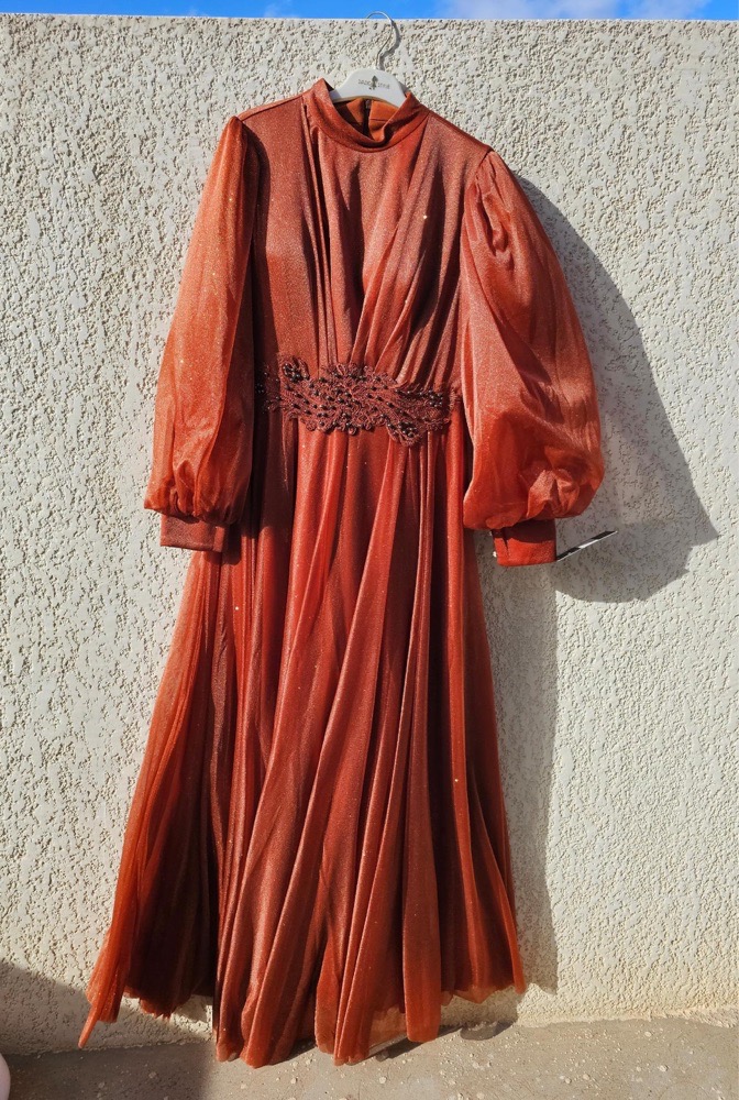 Robe longue satinée couleur rouille 