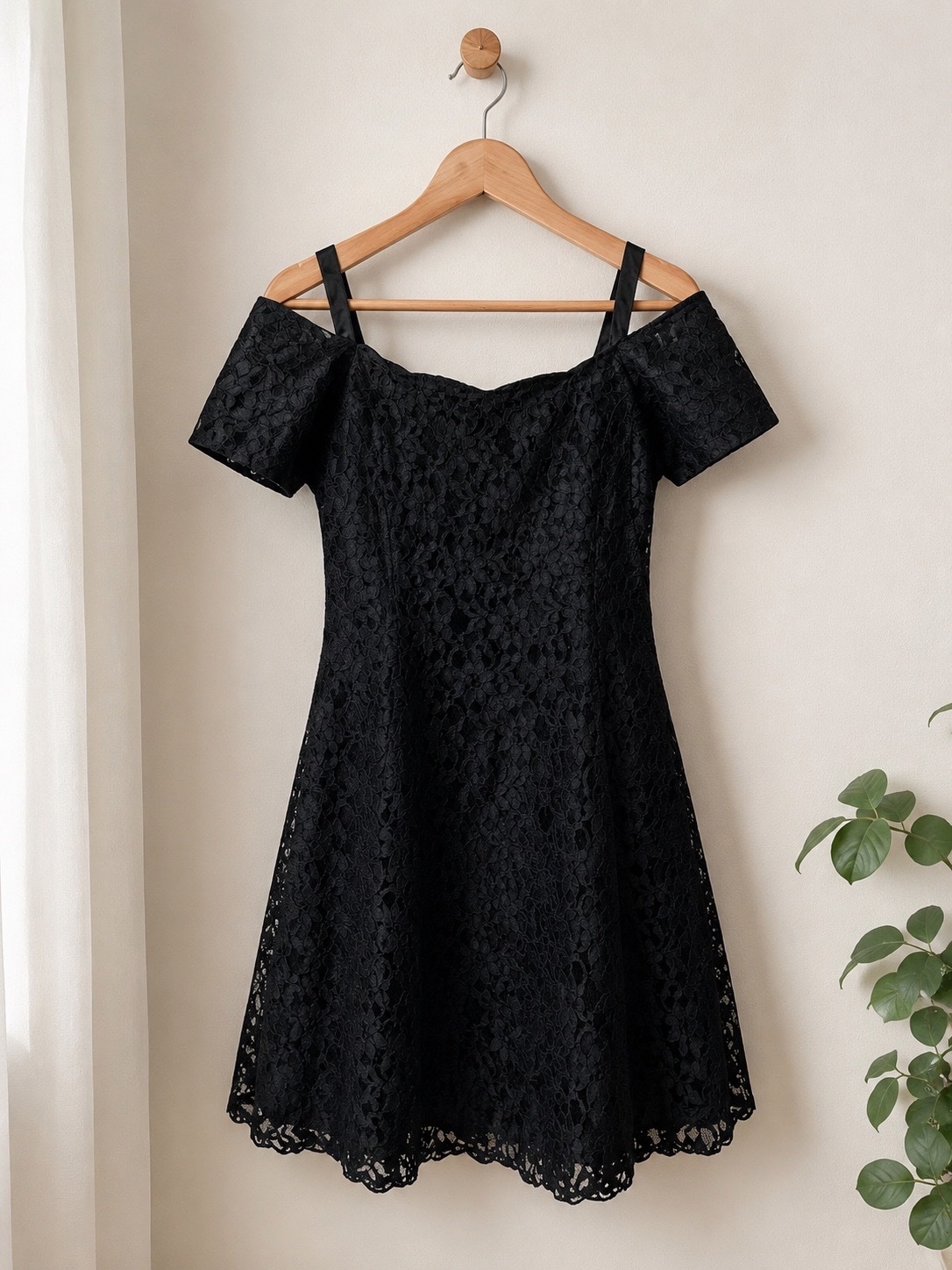 Robe noire en dentelle épaules dénudées