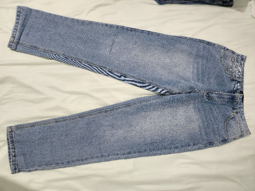 Jean femme de la marque PRETTYLITTLETHING