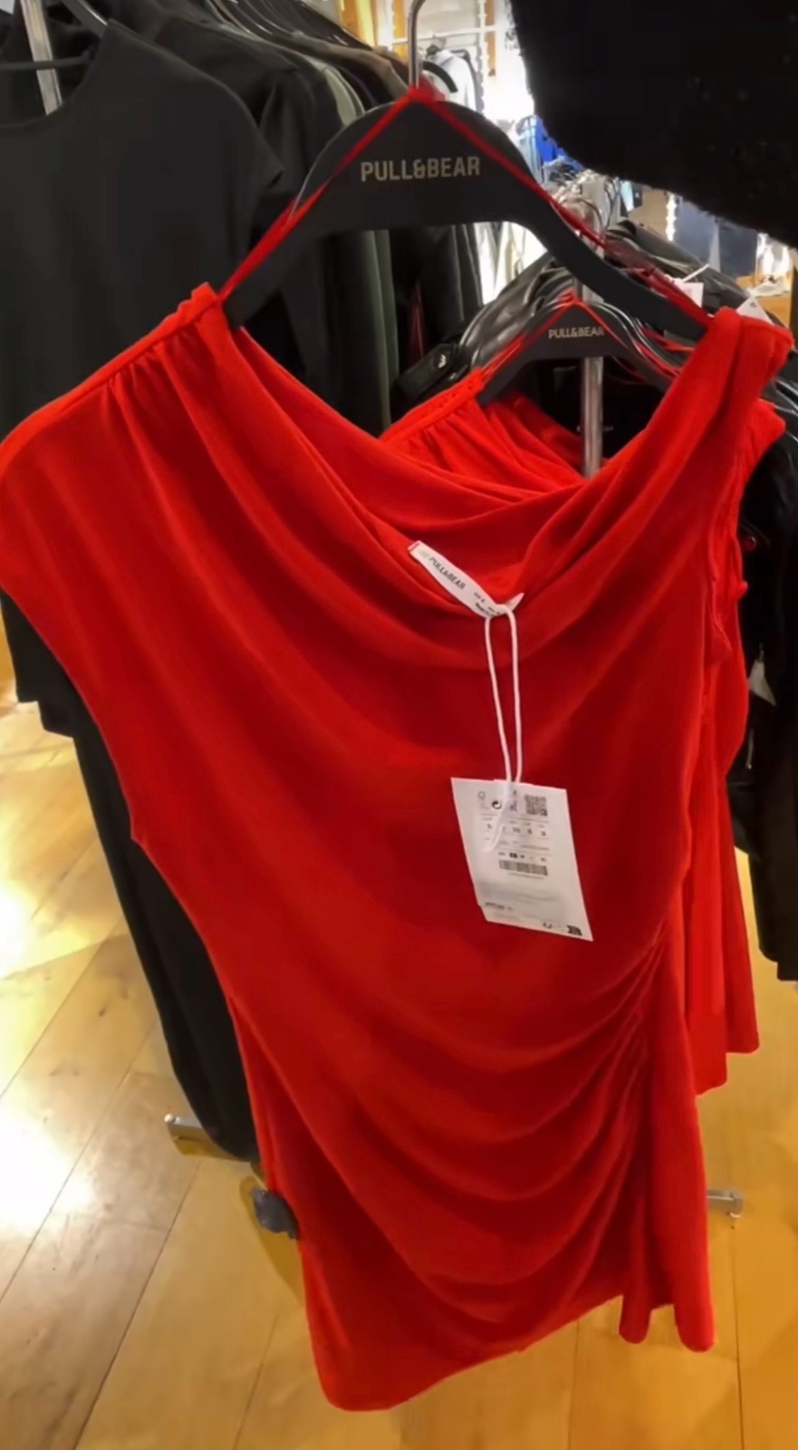 Robe rouge neuf pull and bear