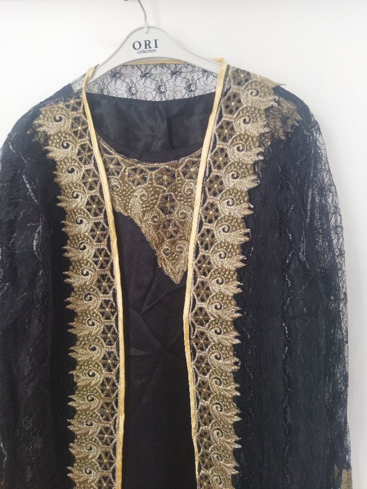 Ensemble deux pièces 🖤🌟 robe satiné avec abaya en dentelle à broderie 