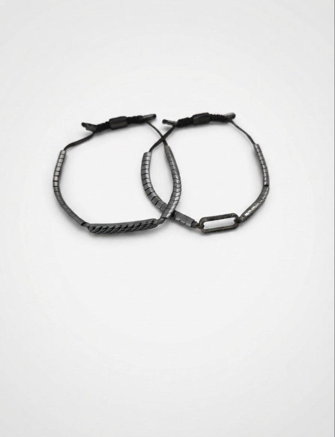 Deux bracelets pour homme 