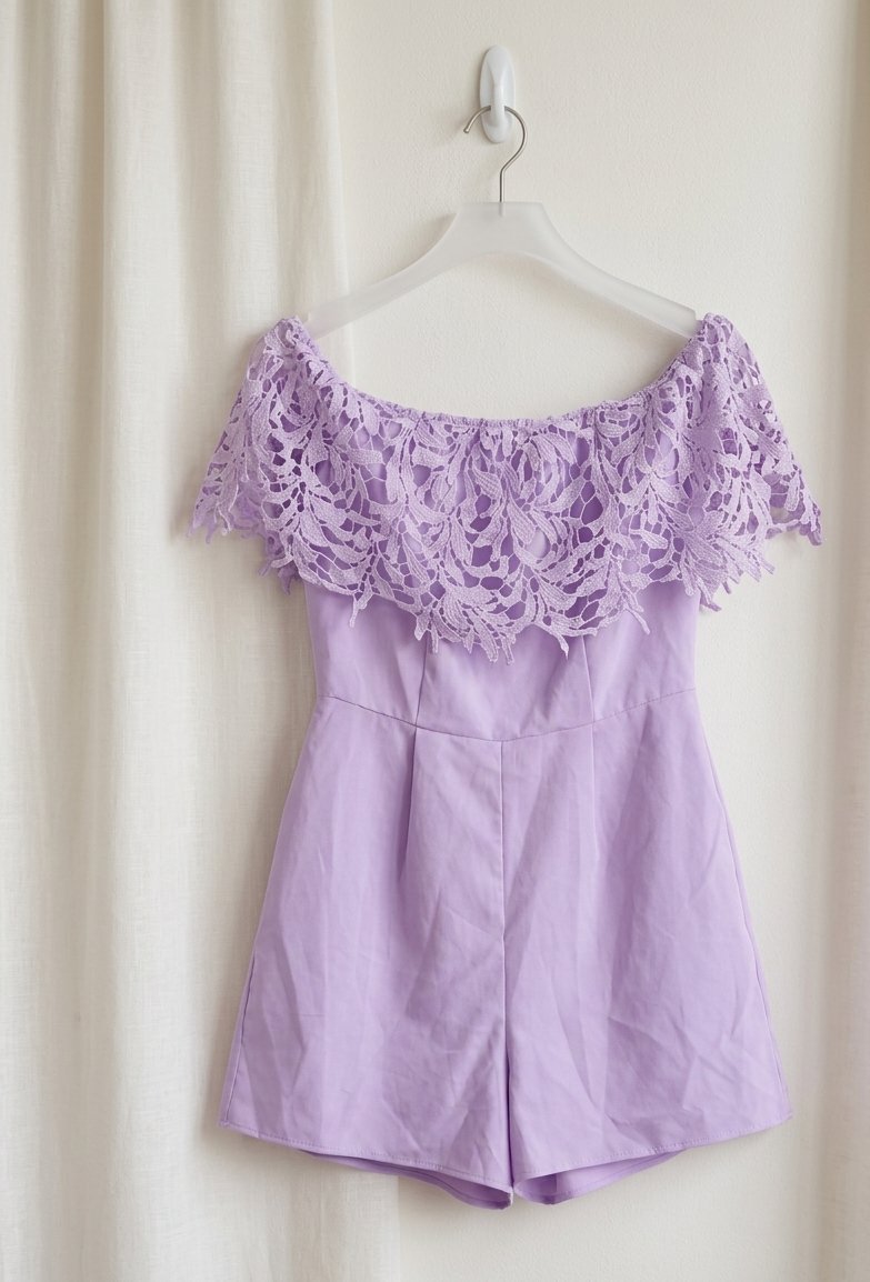 Jumpsuit Short Lavande avec Volant en Dentelle