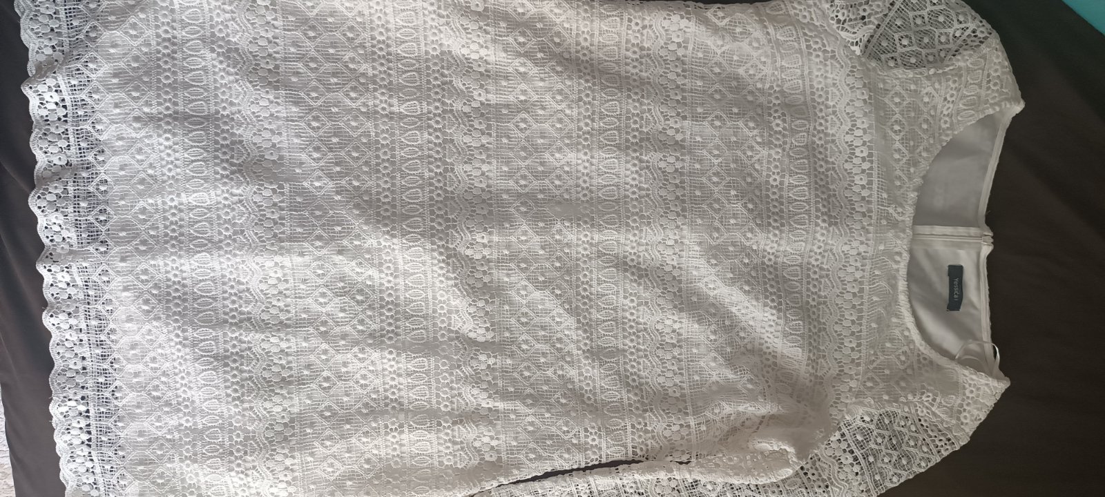 Robe blanche courte en broderie 