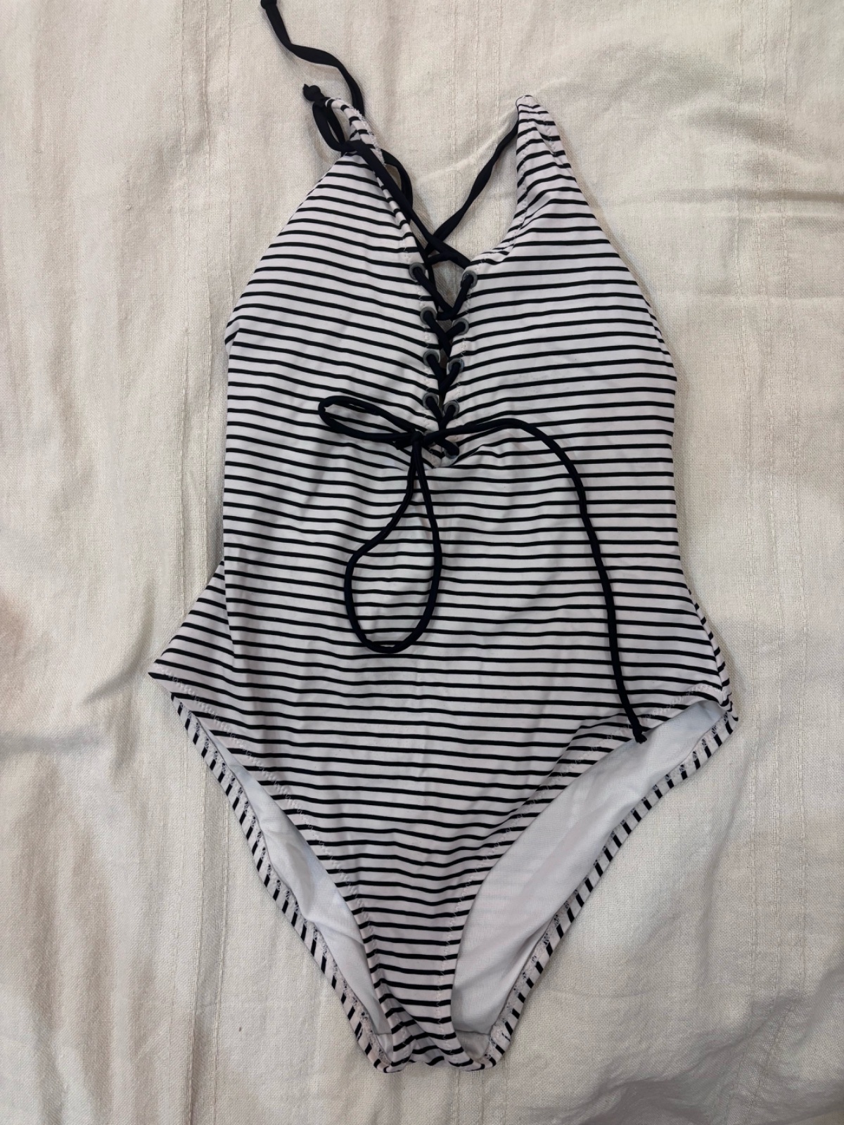 Maillot de bain 1 pièce marinière – Dos nu & laçage glamour