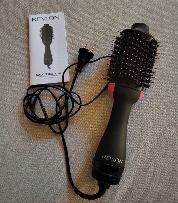 Brosse chauffante revlon authentique mesta3mla w tchayah  bl behy 9weya ema lah9i9a matejbedch kn wahda ch3arha lisse w khfif 
