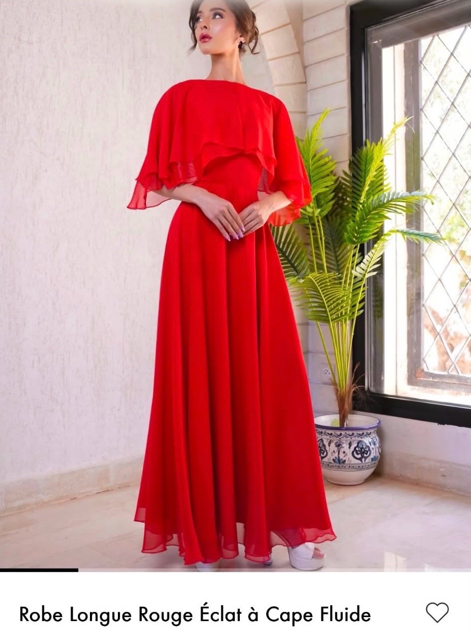 Robe longue rouge éclat à cape fluide 